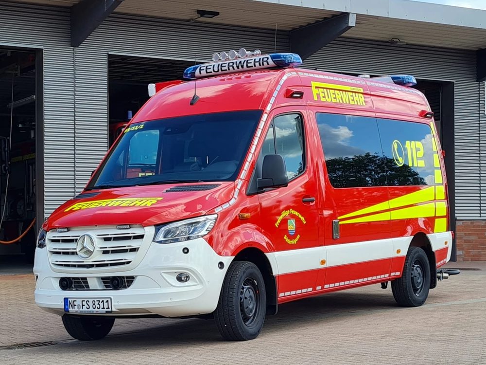 ELW 1 der FF Süderlügum vor dem Gerätehaus