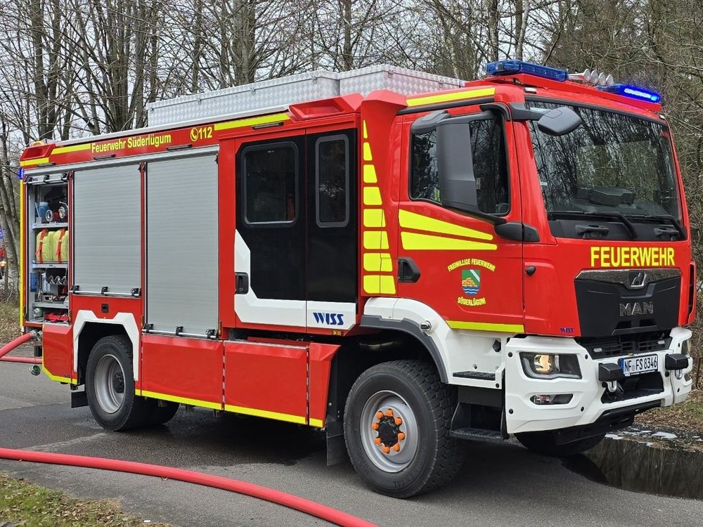 LF 10 der FF Süderlügum im Einsatz mit Blaulicht