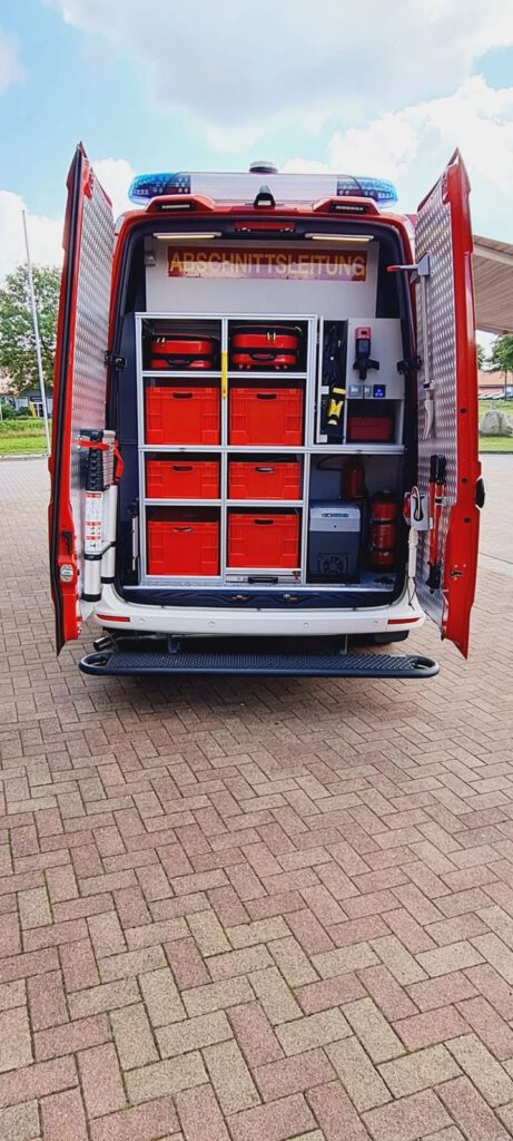 Heckraum des ELW 1 mit Regalsystem und Beladung