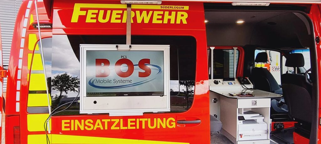 Bildschirm und Arbeitsplatz hinter der Schiebetür