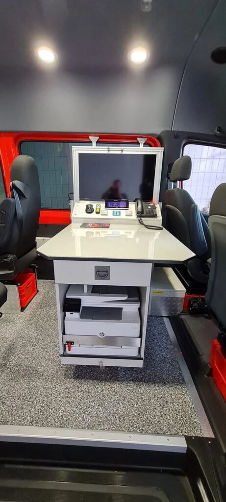 Arbeitstisch mit Multifunktionsgerät und Telefon