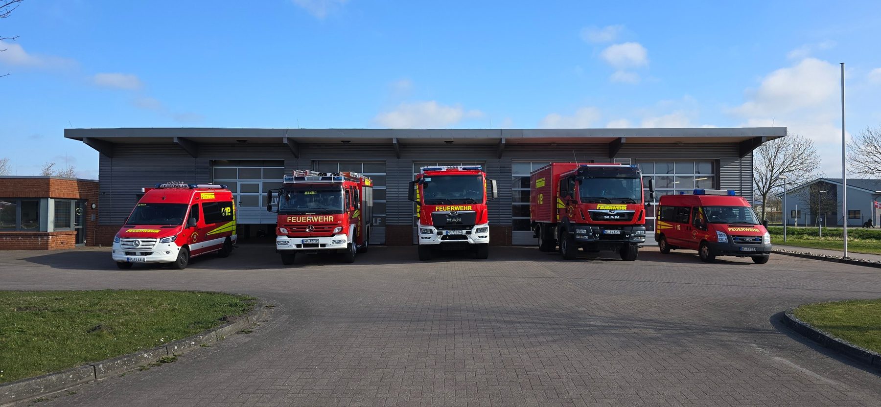 Alle fünf Fahrzeuge der FF Süderlügum vor dem Gerätehaus, von links: ELW, HLF 20/16, LF 10, GW-Logistik und MTF