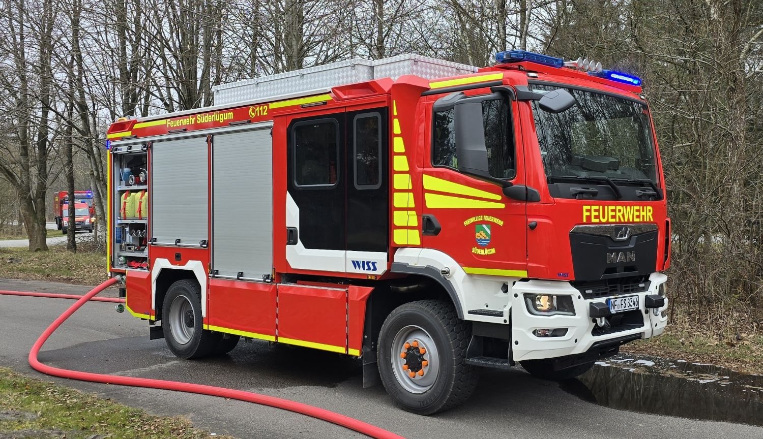 LF 10 der FF Süderlügum im Einsatz mit Blaulicht und verlegter Schlauchleitung